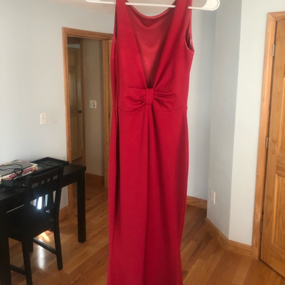 Beautiful red gown - Picture 3 of 9